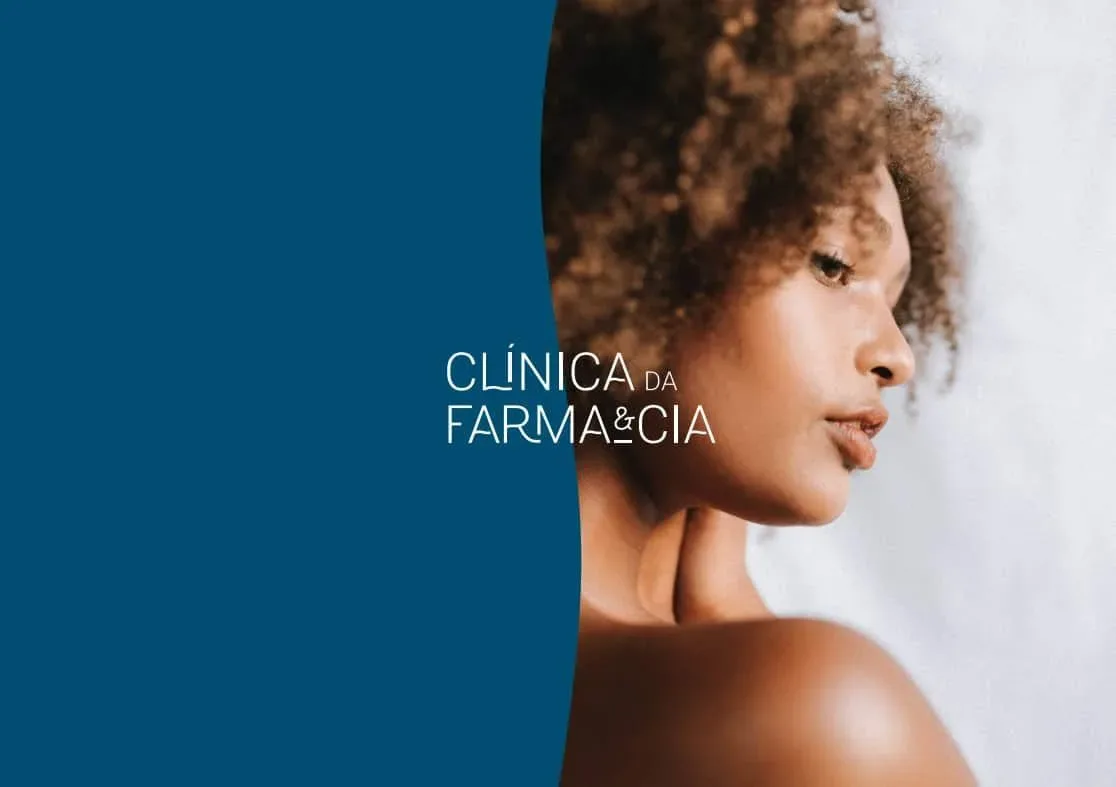 Mulher com logo CLinica Farmacia